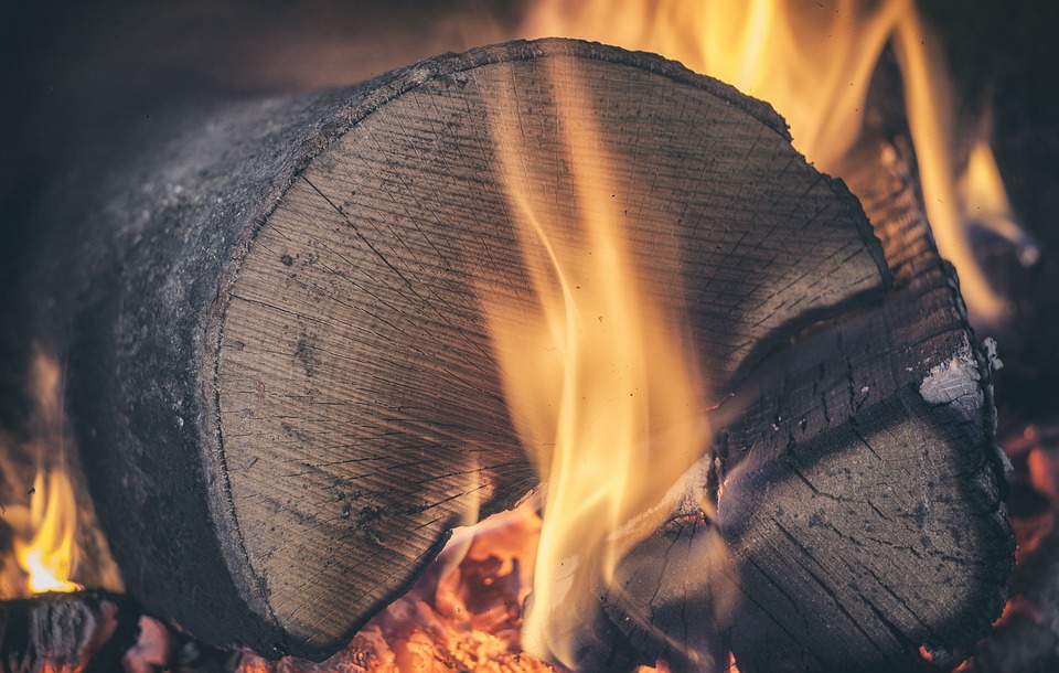 Comment allumer un feu de cheminée ?